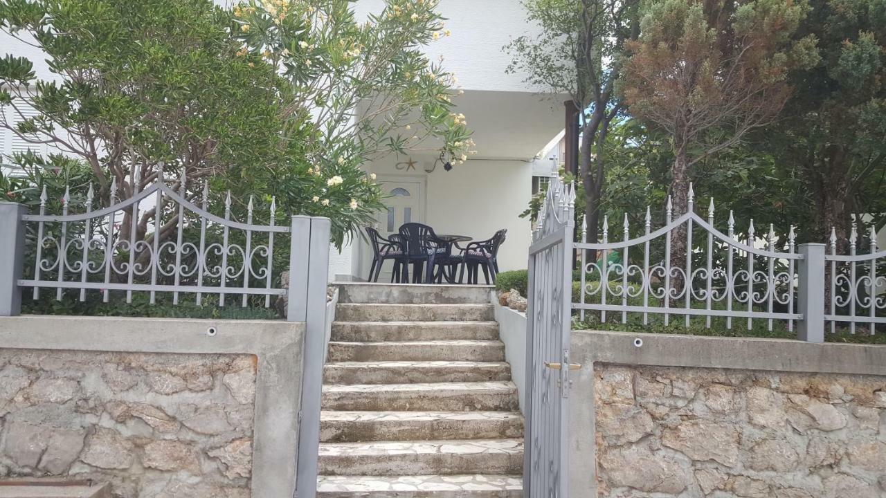 Apartman Zahira Karlobag Exterior photo