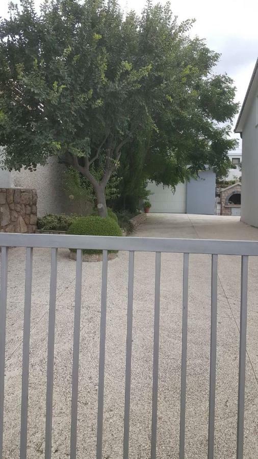 Apartman Zahira Karlobag Exterior photo
